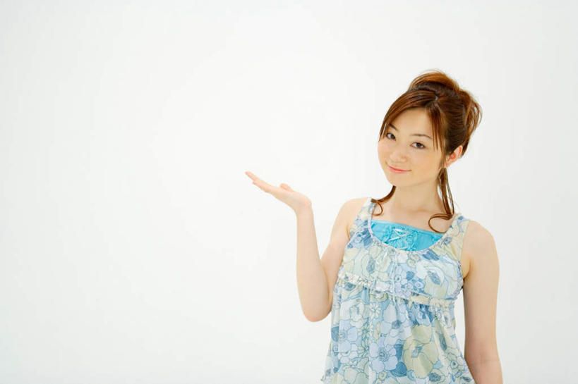 东方人,一个人,站,笑,微笑,露齿笑,横图,室内,白天,白色背景,正面,亚洲,仅一个年轻女性,仅一个女性,仅一个人,指,服装,注视,休闲装,黄种人,方向,衣服,观察,看,手势,站着,休闲,休闲服,摄影,服饰,影棚,观看,察看,指向,关注,年轻女性,女人,女性,亚洲人,站立,半身,彩图,影棚拍摄,拍摄