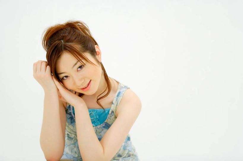 东方人,一个人,站,笑,微笑,露齿笑,横图,室内,白天,白色背景,正面,亚洲,仅一个年轻女性,仅一个女性,仅一个人,撑,服装,注视,休闲装,黄种人,衣服,观察,看,靠着,站着,休闲,休闲服,摄影,服饰,影棚,观看,察看,撑着,关注,年轻女性,女人,女性,亚洲人,站立,半身,彩图,影棚拍摄,拍摄