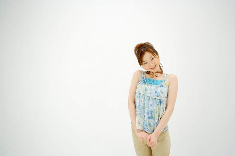 东方人,一个人,站,笑,微笑,露齿笑,横图,室内,白天,白色背景,正面,亚洲,仅一个年轻女性,仅一个女性,仅一个人,服装,注视,休闲装,黄种人,衣服,观察,看,站着,休闲,休闲服,摄影,服饰,影棚,观看,察看,关注,年轻女性,女人,女性,亚洲人,站立,半身,彩图,影棚拍摄,拍摄