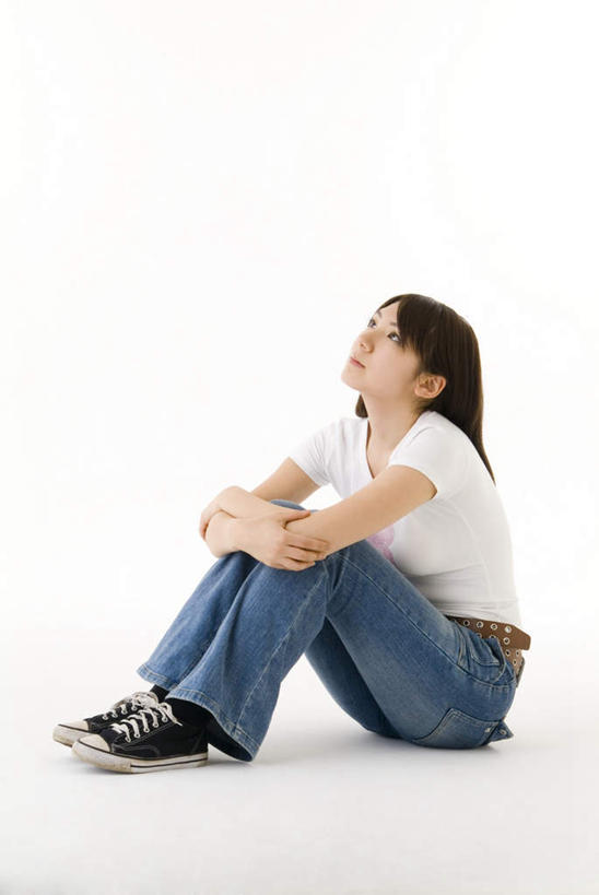 东方人,一个人,坐,竖图,室内,白天,白色背景,侧面,亚洲,仅一个年轻女性,仅一个女性,仅一个人,服装,注视,休闲装,黄种人,衣服,观察,看,休闲,休闲服,摄影,服饰,影棚,观看,察看,关注,年轻女性,女人,女性,亚洲人,抬头,仰头,坐着,彩图,全身,影棚拍摄,拍摄