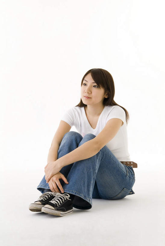 东方人,一个人,坐,竖图,室内,白天,白色背景,正面,亚洲,仅一个年轻女性,仅一个女性,仅一个人,服装,注视,休闲装,黄种人,衣服,观察,看,休闲,休闲服,摄影,服饰,影棚,观看,察看,关注,年轻女性,女人,女性,亚洲人,抬头,仰头,坐着,彩图,全身,影棚拍摄,拍摄