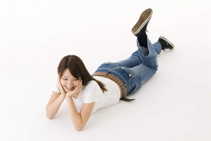 东方人,一个人,横图,室内,白天,白色背景,侧面,亚洲,仅一个年轻女性,仅一个女性,仅一个人,撑,服装,抬腿,注视,休闲装,黄种人,衣服,观察,看,趴着,休闲,休闲服,摄影,服饰,影棚,观看,察看,撑着,关注,年轻女性,女人,女性,亚洲人,趴,彩图,全身,影棚拍摄,拍摄