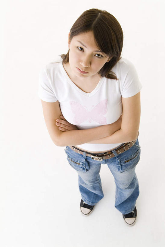 东方人,一个人,站,双手交叉,竖图,俯视,室内,白天,白色背景,亚洲,仅一个年轻女性,仅一个女性,仅一个人,服装,注视,休闲装,黄种人,衣服,嘟嘴,观察,看,站着,休闲,休闲服,撅嘴,摄影,服饰,影棚,观看,察看,双手抱胸,关注,年轻女性,女人,女性,亚洲人,抬头,仰头,站立,彩图,高角度拍摄,全身,影棚拍摄,拍摄