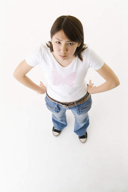 东方人,一个人,站,竖图,俯视,室内,白天,白色背景,亚洲,仅一个年轻女性,仅一个女性,仅一个人,服装,注视,休闲装,黄种人,手叉腰,衣服,叉腰,嘟嘴,观察,看,站着,休闲,休闲服,撅嘴,摄影,服饰,影棚,观看,察看,双手叉腰,关注,年轻女性,女人,女性,亚洲人,抬头,仰头,站立,彩图,高角度拍摄,全身,影棚拍摄,拍摄