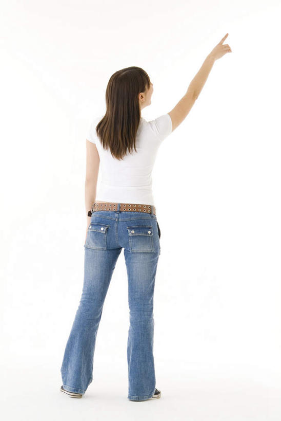 东方人,一个人,站,举,竖图,室内,白天,白色背景,亚洲,仅一个年轻女性,仅一个女性,仅一个人,指,服装,注视,休闲装,黄种人,方向,背面,衣服,观察,看,手势,托,站着,休闲,休闲服,摄影,服饰,影棚,观看,察看,指向,关注,年轻女性,女人,女性,亚洲人,举起,举手,举着,向上举,向上伸,向上托,站立,彩图,全身,影棚拍摄,拍摄