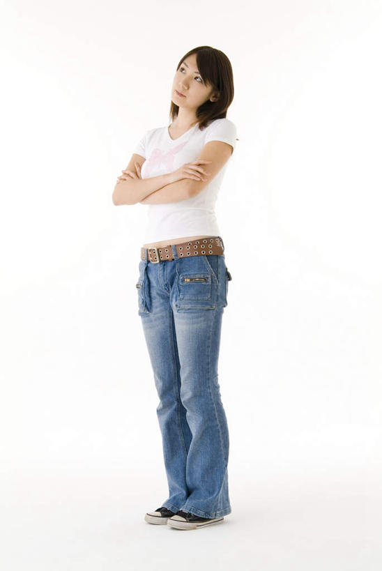 东方人,一个人,站,双手交叉,竖图,室内,白天,白色背景,正面,亚洲,仅一个年轻女性,仅一个女性,仅一个人,服装,注视,休闲装,黄种人,衣服,观察,看,站着,休闲,思考,休闲服,摄影,服饰,影棚,观看,察看,双手抱胸,关注,年轻女性,女人,女性,亚洲人,站立,彩图,全身,影棚拍摄,拍摄