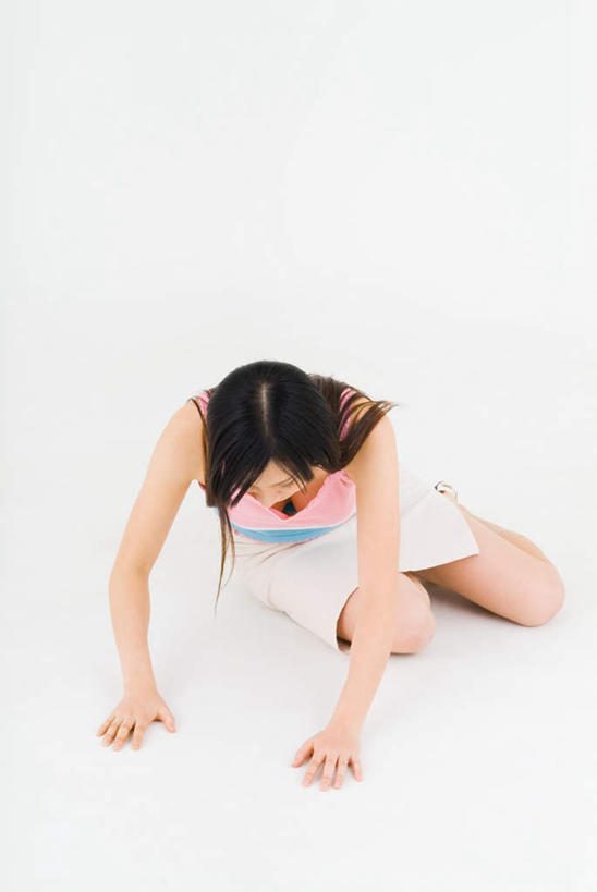 东方人,一个人,坐,竖图,俯视,室内,白天,白色背景,亚洲,仅一个年轻女性,仅一个女性,仅一个人,撑,服装,正装,注视,休闲装,黄种人,衣服,低头,观察,看,趴着,休闲,休闲服,摄影,服饰,影棚,观看,失望,察看,撑着,绝望,关注,年轻女性,女人,女性,亚洲人,趴,坐着,彩图,高角度拍摄,全身,影棚拍摄,拍摄