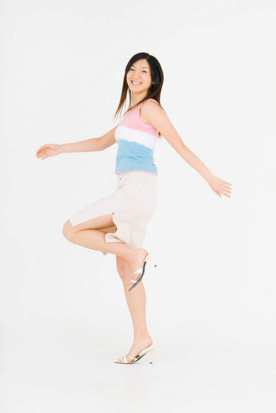 东方人,一个人,跳,笑,微笑,露齿笑,竖图,室内,白天,白色背景,侧面,亚洲,仅一个年轻女性,仅一个女性,仅一个人,服装,正装,抬腿,注视,休闲装,黄种人,衣服,观察,看,休闲,休闲服,摄影,服饰,影棚,观看,察看,关注,年轻女性,女人,女性,亚洲人,跳跃,彩图,全身,影棚拍摄,拍摄