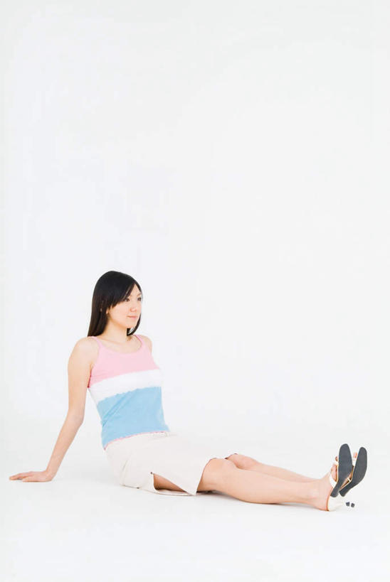 东方人,一个人,坐,竖图,室内,白天,白色背景,正面,亚洲,仅一个年轻女性,仅一个女性,仅一个人,撑,服装,正装,注视,休闲装,黄种人,衣服,观察,看,休闲,休闲服,摄影,服饰,影棚,观看,察看,撑着,关注,年轻女性,女人,女性,亚洲人,坐着,彩图,全身,影棚拍摄,拍摄