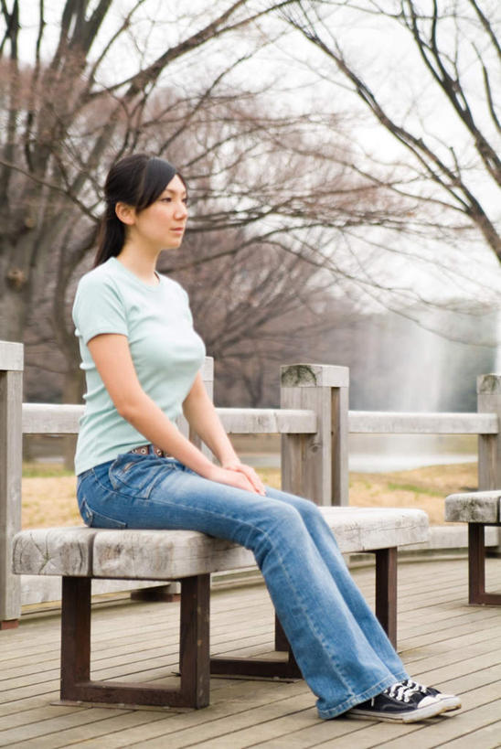 东方人,一个人,公园,栏杆,坐,竖图,室外,白天,侧面,植物,椅子,亚洲,仅一个年轻女性,仅一个女性,仅一个人,服装,枯萎,木椅,围栏,枯草,注视,休闲装,黄种人,护栏,草,树,树木,衣服,黄色,绿色,天空,自然,天,观察,看,休闲,休闲服,服饰,生长,成长,观看,察看,关注,年轻女性,女人,女性,亚洲人,坐着,彩图,全身