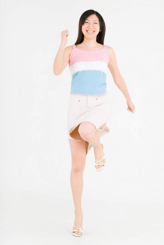 东方人,一个人,跑,笑,微笑,露齿笑,竖图,室内,白天,白色背景,正面,亚洲,仅一个年轻女性,仅一个女性,仅一个人,正装,注视,黄种人,观察,看,张嘴,摄影,影棚,观看,察看,关注,张大嘴巴,年轻女性,女人,女性,亚洲人,张开嘴,跑步,彩图,全身,影棚拍摄,拍摄