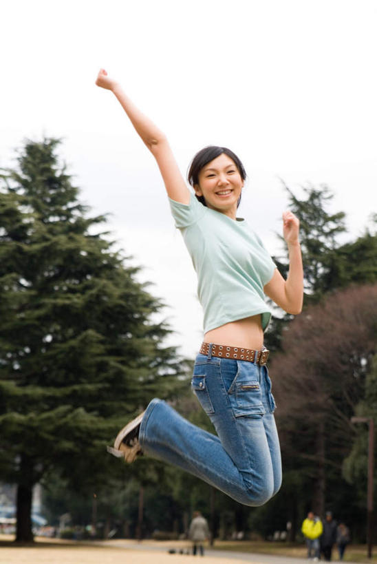 东方人,手,一个人,公园,举,笑,微笑,露齿笑,竖图,室外,白天,正面,草地,植物,亚洲,仅一个年轻女性,仅一个女性,仅一个人,注视,休闲装,黄种人,草,树,树木,绿色,天空,自然,天,观察,看,托,休闲,手部,休闲服,生长,成长,观看,察看,关注,年轻女性,女人,女性,亚洲人,举起,举手,举着,跳跃,向上举,向上伸,向上托,彩图,全身