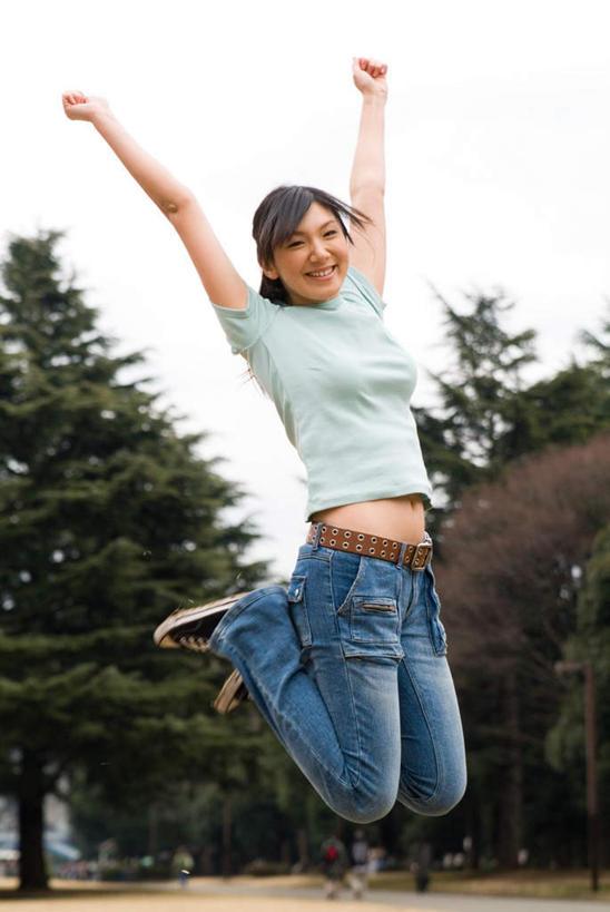 东方人,手,一个人,公园,举,笑,微笑,露齿笑,竖图,室外,白天,正面,草地,植物,亚洲,仅一个年轻女性,仅一个女性,仅一个人,注视,休闲装,黄种人,草,树,树木,绿色,天空,自然,天,观察,看,托,休闲,手部,休闲服,生长,成长,观看,察看,关注,年轻女性,女人,女性,亚洲人,举起,举手,举着,跳跃,向上举,向上伸,向上托,彩图,全身