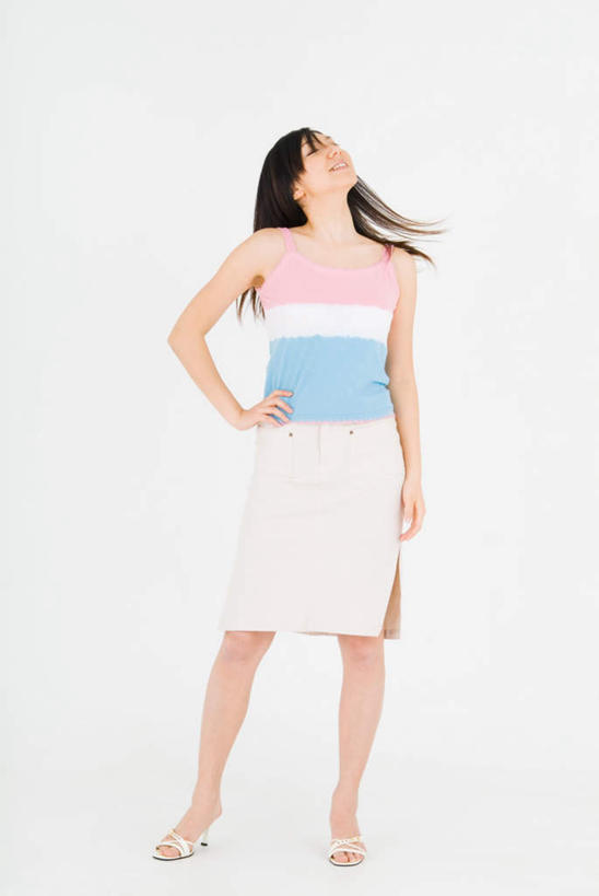 东方人,一个人,站,笑,微笑,露齿笑,竖图,室内,白天,白色背景,正面,亚洲,仅一个年轻女性,仅一个女性,仅一个人,服装,正装,注视,休闲装,黄种人,手叉腰,衣服,观察,看,站着,休闲,休闲服,摄影,服饰,影棚,观看,察看,关注,年轻女性,女人,女性,亚洲人,抬头,仰头,站立,彩图,全身,影棚拍摄,拍摄