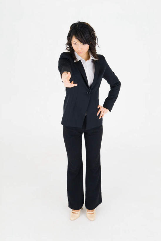 东方人,一个人,商务人士,商务女性,站,竖图,俯视,室内,白天,白色背景,工作服,制服,亚洲,仅一个年轻女性,仅一个女性,仅一个人,指,套装,注视,黄种人,方向,手叉腰,观察,看,手势,站着,摄影,影棚,观看,察看,指向,关注,商务装,工薪阶层,工作制服,年轻女性,女人,女性,亚洲人,白领,上班族,站立,彩图,高角度拍摄,全身,影棚拍摄,工作套服,拍摄