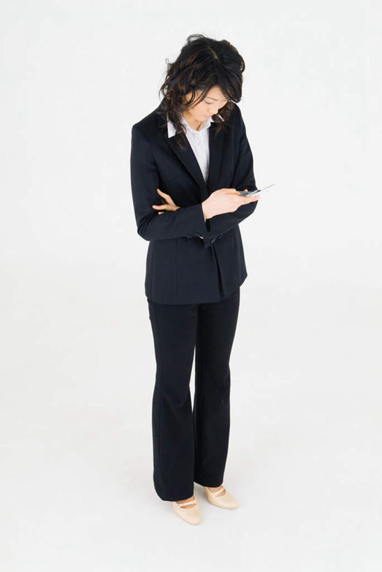 东方人,一个人,商务人士,商务女性,站,打电话,双手交叉,竖图,俯视,室内,白天,白色背景,工作服,制服,电话,手机,亚洲,仅一个年轻女性,仅一个女性,仅一个人,套装,拿,拿着,注视,黄种人,通讯设备,低头,观察,看,站着,摄影,影棚,观看,察看,双手抱胸,关注,商务装,工薪阶层,工作制服,交流,年轻女性,女人,女性,亚洲人,白领,上班族,沟通,通话,站立,彩图,高角度拍摄,全身,影棚拍摄,工作套服,拍摄