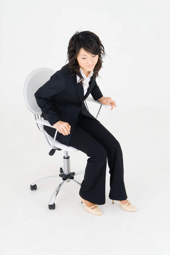 东方人,一个人,商务人士,商务女性,坐,笑,微笑,露齿笑,竖图,俯视,室内,白天,白色背景,工作服,制服,椅子,亚洲,仅一个年轻女性,仅一个女性,仅一个人,套装,扶手,注视,黄种人,观察,看,摄影,影棚,观看,察看,撑着,关注,商务装,工薪阶层,工作制服,年轻女性,女人,女性,亚洲人,白领,上班族,坐着,彩图,高角度拍摄,全身,影棚拍摄,工作套服,拍摄