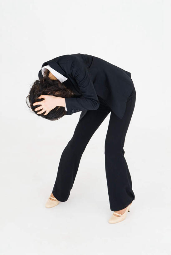 东方人,一个人,商务人士,商务女性,站,竖图,俯视,室内,白天,白色背景,工作服,制服,亚洲,仅一个年轻女性,仅一个女性,仅一个人,抱头,弯腰,套装,注视,黄种人,观察,看,站着,摄影,影棚,观看,察看,关注,商务装,工薪阶层,捧首,捧头,工作制服,年轻女性,女人,女性,亚洲人,白领,上班族,站立,彩图,高角度拍摄,全身,影棚拍摄,工作套服,拍摄