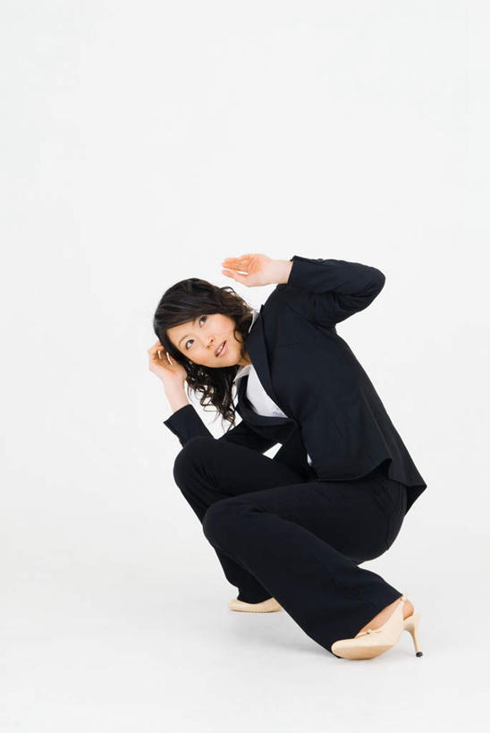 东方人,一个人,商务人士,商务女性,蹲,竖图,室内,白天,白色背景,正面,工作服,制服,亚洲,仅一个年轻女性,仅一个女性,仅一个人,套装,注视,黄种人,观察,看,遮,摄影,影棚,观看,察看,遮挡,关注,商务装,工薪阶层,遮盖,遮蔽,工作制服,年轻女性,女人,女性,亚洲人,白领,上班族,蹲着,抬头,仰头,彩图,全身,影棚拍摄,工作套服,拍摄