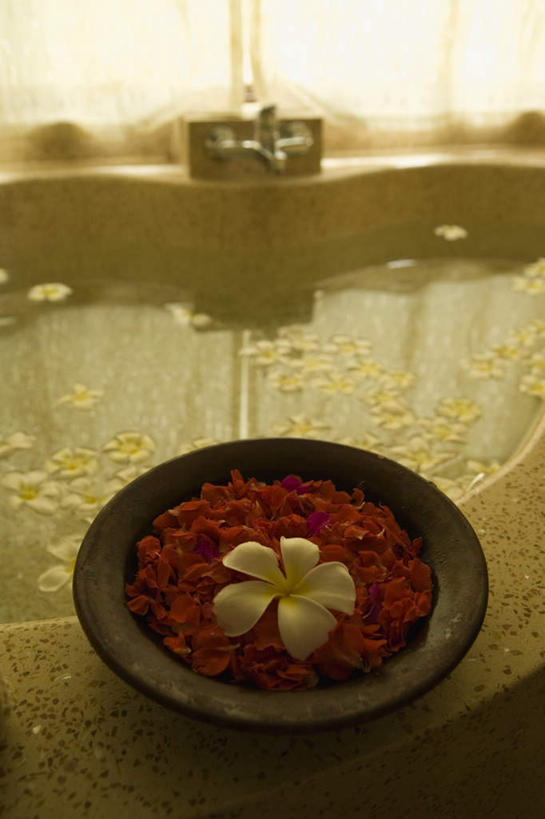 无人,竖图,俯视,室内,白天,按摩,美容,窗户,窗帘,卫生间,浴室,护肤,装饰,盛开,盆子,水龙头,花蕾,玻璃窗,赤素馨花,花,花瓣,花朵,鲜花,一朵,黄色,红色,帘子,花苞,花蕊,保养,享受,休闲,遮阳,放松,SPA水疗,保健,温泉浴场,华丽,修饰,点缀,浴池,养颜,衬托,美观,雅致,雅观,淋浴房,矿泉疗养地,彩图,高角度拍摄,水疗,冲凉房,沐浴间,沐浴室