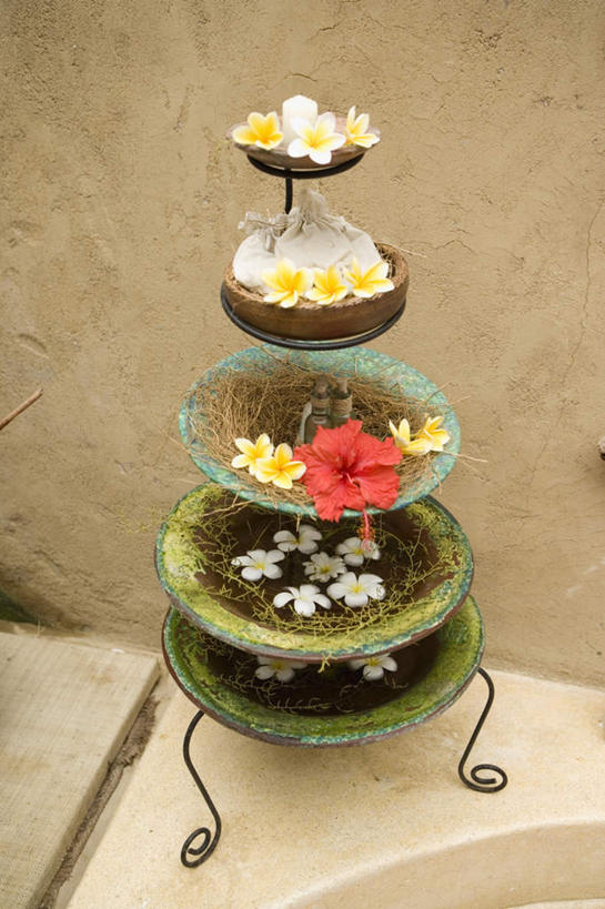 无人,竖图,俯视,彩色,室外,白天,按摩,美容,静物,蜡烛,一堆,许多,护肤,阴影,堆叠,堆积,盛开,光线,火焰,影子,烛光,烛台,燃烧,花蕾,架子,赤素馨花,花,花瓣,花朵,鲜花,黄色,红色,白色,盘子,精油,花苞,花蕊,点燃,保养,享受,休闲,放松,SPA水疗,保健,温泉浴场,堆,养颜,矿泉疗养地,彩图,高角度拍摄,水疗