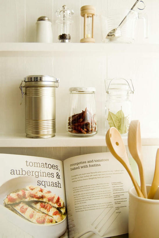 无人,竖图,俯视,室内,白天,厨房,辣椒,蔬菜,杯子,计时器,沙漏,书籍,叶子,新鲜,罐子,勺子,调料,食品,饭勺,调味品,调味料,量杯,锅,架子,玻璃制品,食物,玻璃瓶,瓶子,调羹,汤匙,有机食品,绿色食品,食谱,辣角,红海椒,大椒,辣虎,广椒,玻璃杯,书,图书,辣子,红辣椒,海椒,番椒,彩图,高角度拍摄,灶间