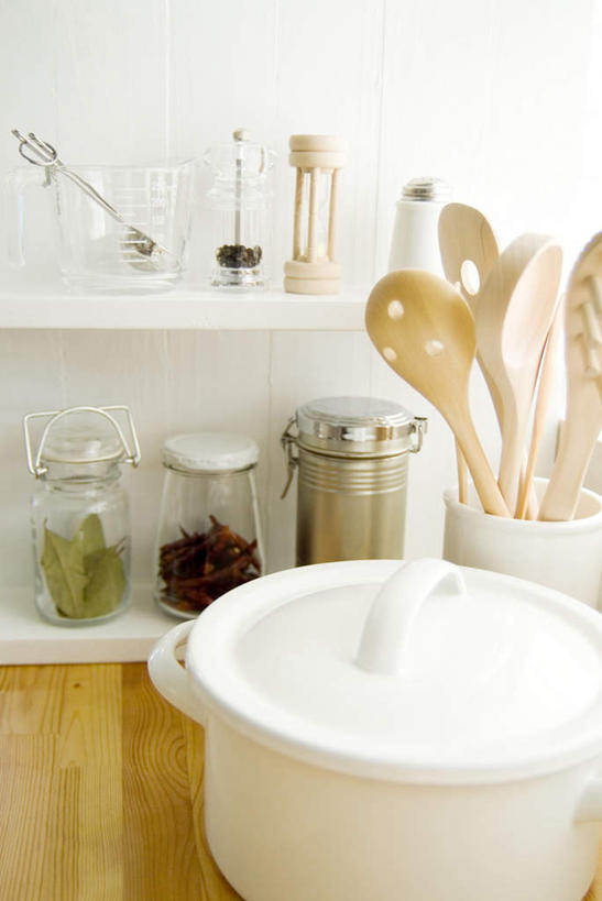 无人,竖图,俯视,室内,白天,厨房,辣椒,蔬菜,杯子,计时器,沙漏,书籍,叶子,新鲜,罐子,勺子,调料,食品,饭勺,调味品,调味料,量杯,锅,架子,玻璃制品,食物,玻璃瓶,瓶子,调羹,汤匙,有机食品,绿色食品,食谱,辣角,红海椒,大椒,辣虎,广椒,玻璃杯,书,图书,辣子,红辣椒,海椒,番椒,彩图,高角度拍摄,灶间