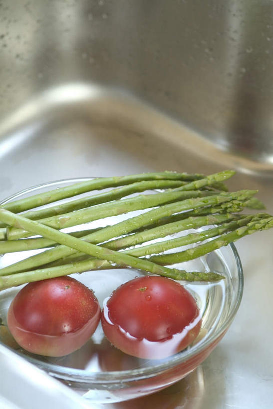 无人,竖图,俯视,室内,特写,白天,水,厨房,芦笋,蔬菜,西红柿,玻璃,一排,新鲜,整齐,水槽,液体,水滴,食品,玻璃制品,食物,排列,两个,一个,容器,碗,有机食品,绿色食品,单个,储藏,储存,队列,猪尾巴,石刁柏,蚂蚁杆,龙须菜,狼尾巴根,番茄,彩图,高角度拍摄,灶间,贮存