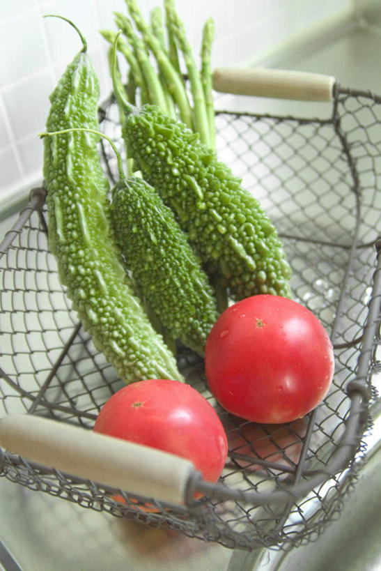 无人,竖图,俯视,室内,特写,白天,厨房,蔬菜,西红柿,金属制品,一排,新鲜,整齐,篮子,水槽,苦瓜,食品,食物,排列,两个,一个,凉瓜,有机食品,绿色食品,队列,君子菜,癞瓜,癞葡萄,番茄,彩图,高角度拍摄,灶间