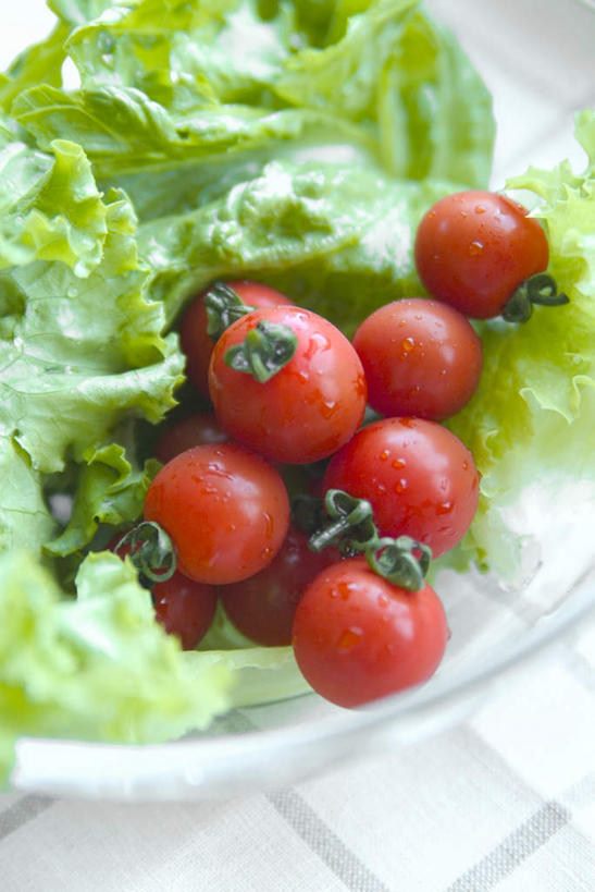 无人,竖图,俯视,室内,特写,白天,厨房,蔬菜,西红柿,叶子,玻璃,一堆,许多,堆叠,堆积,新鲜,生菜,莴苣,食品,绿叶,玻璃制品,食物,容器,碗,有机食品,绿色食品,储藏,堆,储存,春菜,鹅仔菜,莴仔菜,千金菜,叶用莴苣,叶,叶片,樱桃番茄,圣女果,番茄,彩图,高角度拍摄,灶间,贮存