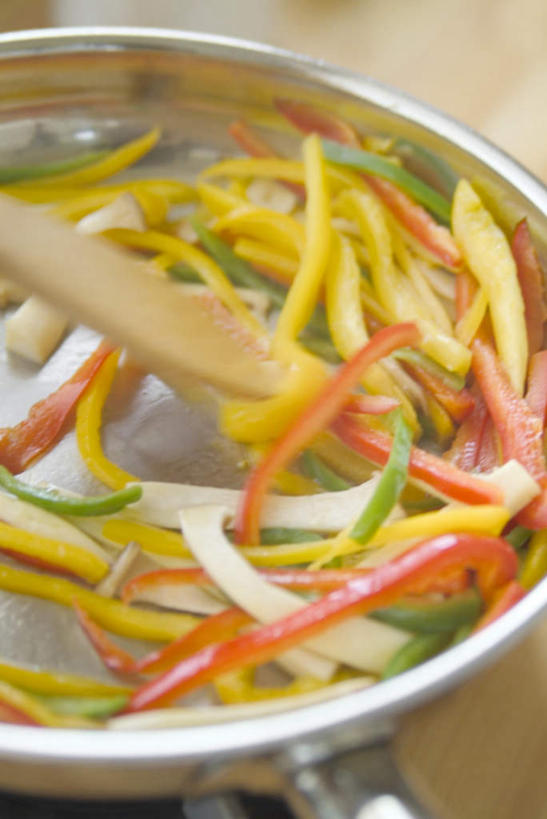 无人,竖图,俯视,室内,特写,白天,烹饪,辣椒,厨具,金属制品,一堆,许多,堆叠,堆积,金属,锅子,平底锅,锅铲,锅,一个,单个,锅具,堆,丝状,彩椒,烹饪用具,辣角,红海椒,大椒,辣虎,广椒,烹调用具,甜椒,柿子椒,辣子,海椒,番椒,灯笼椒,烹调,彩图,高角度拍摄