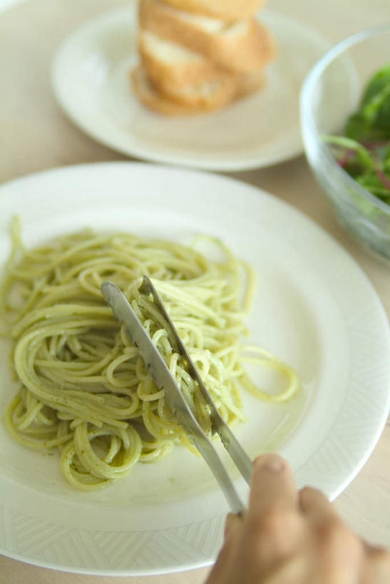 面包,面食,面条,意大利面,东方人,手,一个人,竖图,俯视,室内,特写,白天,西餐,餐桌,桌子,蔬菜,餐具,玻璃,亚洲,仅一个年轻女性,仅一个女性,仅一个人,一堆,切开,握,堆叠,堆积,新鲜,碟子,盘,生菜,莴苣,面,料理,食品,夹,黄种人,玻璃制品,食物,两个,盘子,夹子,容器,碟,碗,切,手部,西式,握着,有机食品,绿色食品,餐台,储藏,堆,夹着,储存,剖面,切面,春菜,鹅仔菜,莴仔菜,千金菜,叶用莴苣,年轻女性,女人,女性,亚洲人,半身,彩图,高角度拍摄,贮存