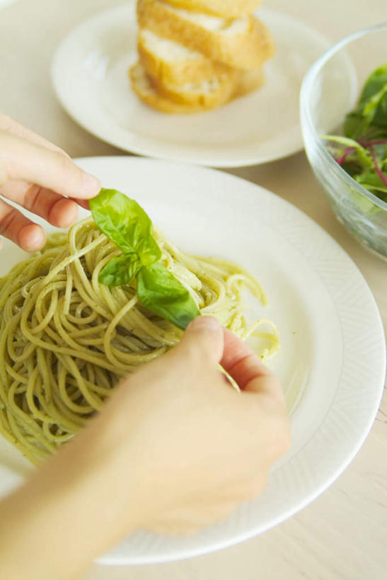 面包,面食,面条,意大利面,东方人,手,一个人,竖图,俯视,室内,特写,白天,西餐,蔬菜,餐具,叶子,玻璃,亚洲,仅一个年轻女性,仅一个女性,仅一个人,一堆,切开,堆叠,堆积,新鲜,碟子,盘,生菜,莴苣,面,料理,食品,绿叶,拿着,黄种人,玻璃制品,食物,两个,盘子,夹子,容器,碟,碗,切,手部,嫩叶,西式,有机食品,绿色食品,储藏,堆,储存,剖面,切面,春菜,鹅仔菜,莴仔菜,千金菜,叶用莴苣,年轻女性,女人,女性,亚洲人,叶,叶片,半身,彩图,高角度拍摄,贮存