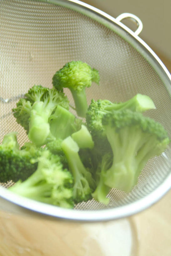 无人,竖图,俯视,室内,特写,白天,雾,蔬菜,一堆,许多,堆叠,堆积,沸腾,朦胧,模糊,新鲜,盛开,蒸汽,花菜,花椰菜,西兰花,食品,水蒸气,花蕾,花瓣,花朵,鲜花,食物,一个,花苞,花蕊,有机食品,绿色食品,单个,堆,漏勺,蒸发,彩图,高角度拍摄