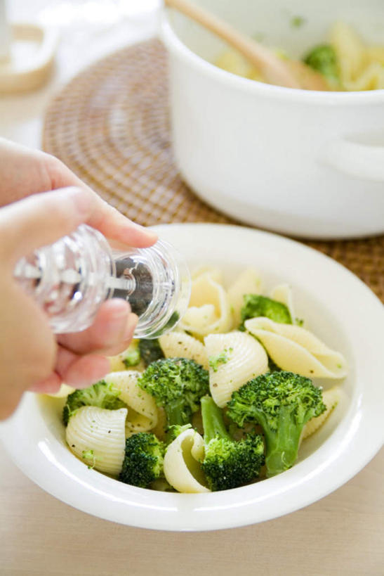 面食,面条,意大利面,东方人,手,一个人,竖图,俯视,室内,特写,白天,烹饪,西餐,餐桌,桌子,餐具,厨具,玻璃,金属制品,亚洲,仅一个年轻女性,仅一个女性,仅一个人,盛开,金属,碟子,锅子,盘,花菜,花椰菜,西兰花,面,料理,食品,拿,花蕾,拿着,黄种人,锅,玻璃制品,花瓣,花朵,鲜花,食物,一个,盘子,容器,垫子,碟,汤匙,碗,花苞,花蕊,手部,西式,单个,餐台,锅具,储藏,胡椒磨,储存,烹饪用具,年轻女性,女人,女性,亚洲人,进餐用具,烹调用具,烹调,半身,彩图,高角度拍摄,贮存