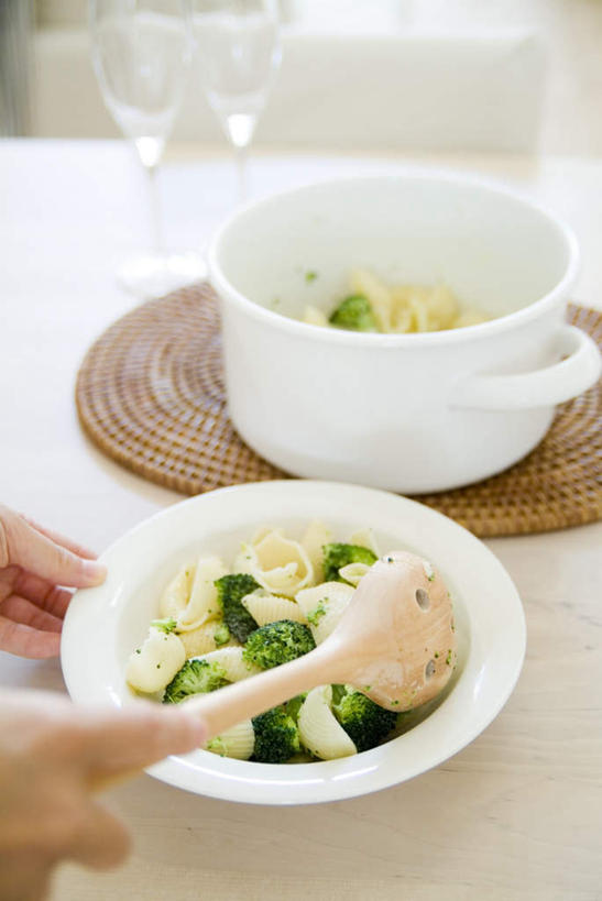 面食,面条,意大利面,东方人,手,一个人,竖图,俯视,室内,特写,白天,烹饪,西餐,餐桌,桌子,蔬菜,杯子,餐具,厨具,玻璃,金属制品,亚洲,仅一个年轻女性,仅一个女性,仅一个人,新鲜,盛开,金属,碟子,高脚杯,锅子,盘,勺子,花菜,花椰菜,西兰花,面,料理,食品,红酒杯,拿,花蕾,拿着,黄种人,锅,玻璃制品,花瓣,花朵,鲜花,食物,一个,盘子,酒杯,木制品,容器,垫子,调羹,碟,汤匙,碗,花苞,花蕊,手部,西式,有机食品,绿色食品,单个,餐台,锅具,储藏,储存,烹饪用具,年轻女性,女人,女性,亚洲人,玻璃杯,进餐用具,烹调用具,烹调,半身,彩图,高角度拍摄,贮存