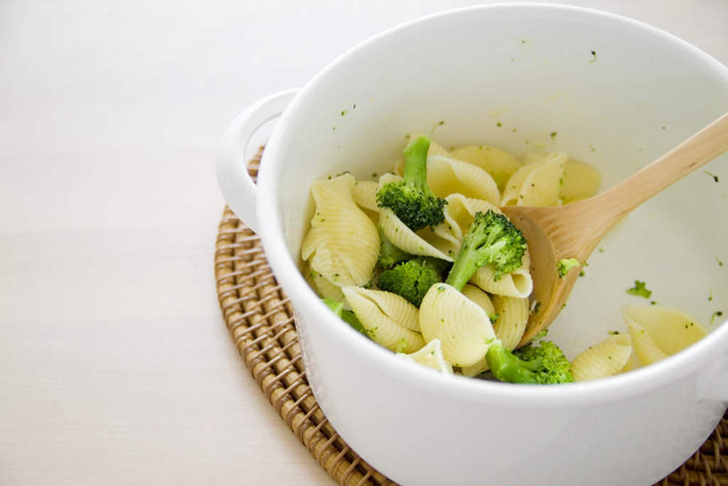 面食,面条,意大利面,无人,横图,俯视,室内,特写,白天,烹饪,西餐,餐桌,桌子,餐具,厨具,金属制品,盛开,金属,锅子,勺子,花菜,花椰菜,西兰花,面,料理,食品,花蕾,锅,花瓣,花朵,鲜花,食物,一个,木制品,垫子,调羹,汤匙,花苞,花蕊,西式,单个,餐台,锅具,烹饪用具,进餐用具,烹调用具,烹调,彩图,高角度拍摄