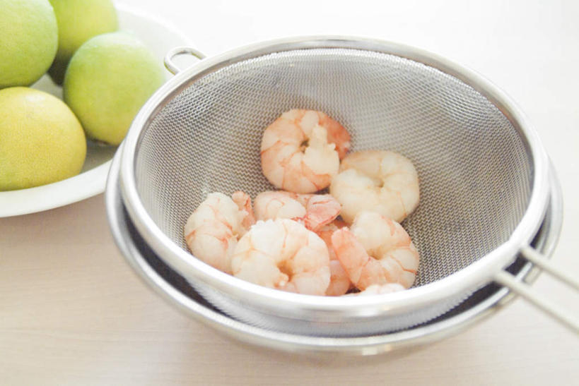 海鲜,无人,横图,俯视,室内,特写,白天,烹饪,西餐,餐桌,桌子,柠檬,餐具,水果,玻璃,一堆,许多,堆叠,堆积,新鲜,碟子,盘,生食,虾仁,料理,食品,果实,水产,菜肴,美食,玻璃制品,食物,一个,盘子,容器,碟,碗,西式,佳肴,有机食品,绿色食品,单个,餐台,储藏,堆,青柠,储存,海产品,漏勺,益母果,柠果,彩图,高角度拍摄,贮存