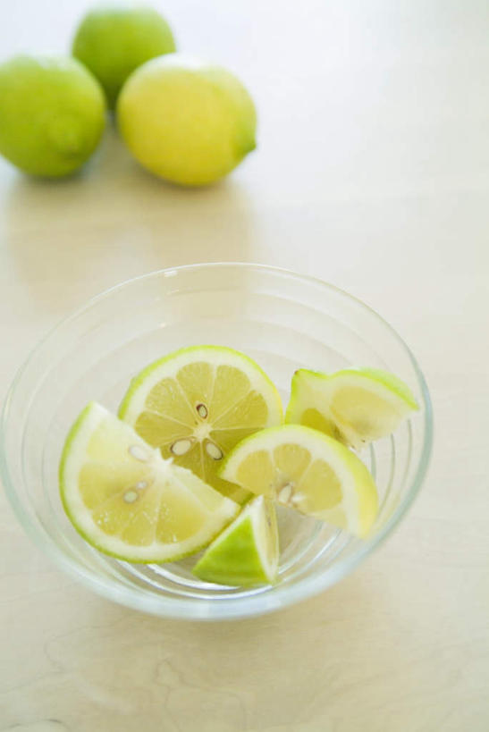 无人,竖图,俯视,室内,特写,白天,餐桌,桌子,柠檬,水果,玻璃,许多,切开,新鲜,青柠檬,生食,食品,果实,玻璃制品,食物,排列,一个,容器,碗,切,有机食品,绿色食品,单个,餐台,储藏,储存,队列,剖面,切面,益母果,柠果,彩图,高角度拍摄,贮存