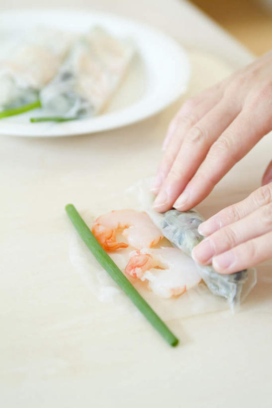 点心,东方人,手,一个人,竖图,俯视,室内,特写,白天,厨房,蔬菜,餐具,亚洲,双手,仅一个年轻女性,仅一个女性,仅一个人,新鲜,碟子,盘,虾仁,料理,食品,面点,黄种人,春卷,美食,食物,盘子,碟,手部,中式,有机食品,绿色食品,卷,薄饼,春饼,年轻女性,女人,女性,亚洲人,半身,彩图,高角度拍摄,灶间