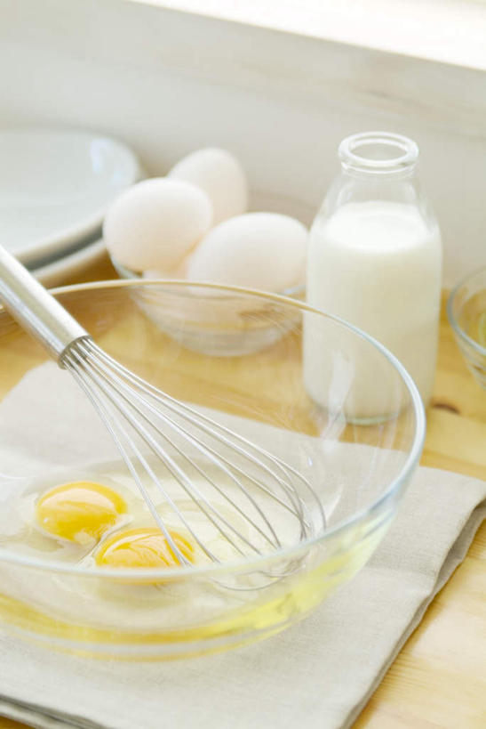 牛奶,无人,竖图,俯视,室内,特写,白天,厨房,桌子,餐具,玻璃,一堆,堆叠,堆积,碟子,盘,蛋,鸡蛋,饮品,营养,玻璃制品,饮料,一个,盘子,玻璃瓶,瓶子,容器,打蛋器,碟,搅拌器,碗,餐布,单个,储藏,堆,乳制品,奶,储存,草鸡蛋,安神,卵,彩图,高角度拍摄,灶间,贮存