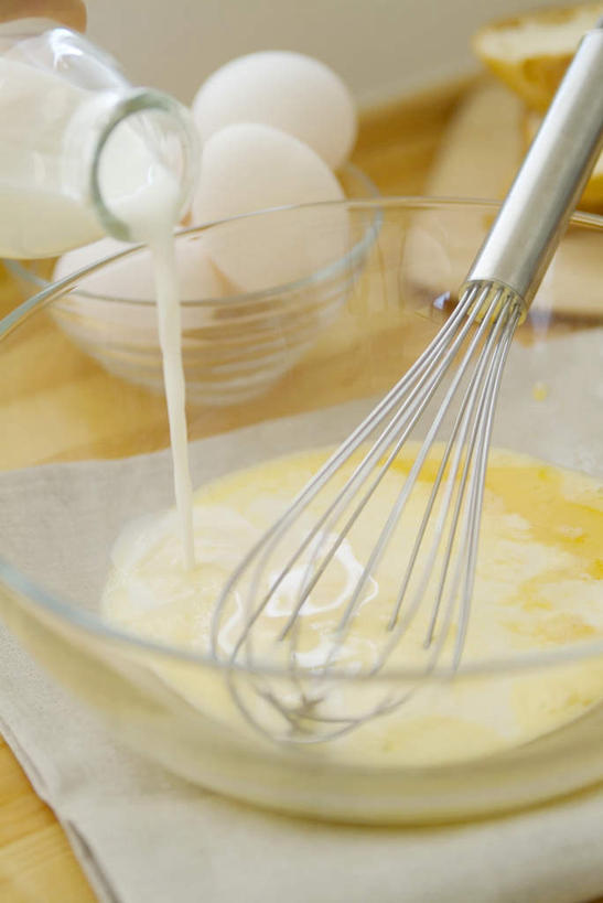 牛奶,无人,竖图,俯视,室内,特写,白天,厨房,玻璃,一堆,倒,堆叠,堆积,蛋,鸡蛋,饮品,营养,玻璃制品,饮料,一个,玻璃瓶,瓶子,容器,打蛋器,搅拌器,碗,搅拌,流动,餐布,单个,储藏,堆,乳制品,奶,储存,草鸡蛋,安神,卵,彩图,高角度拍摄,灶间,贮存