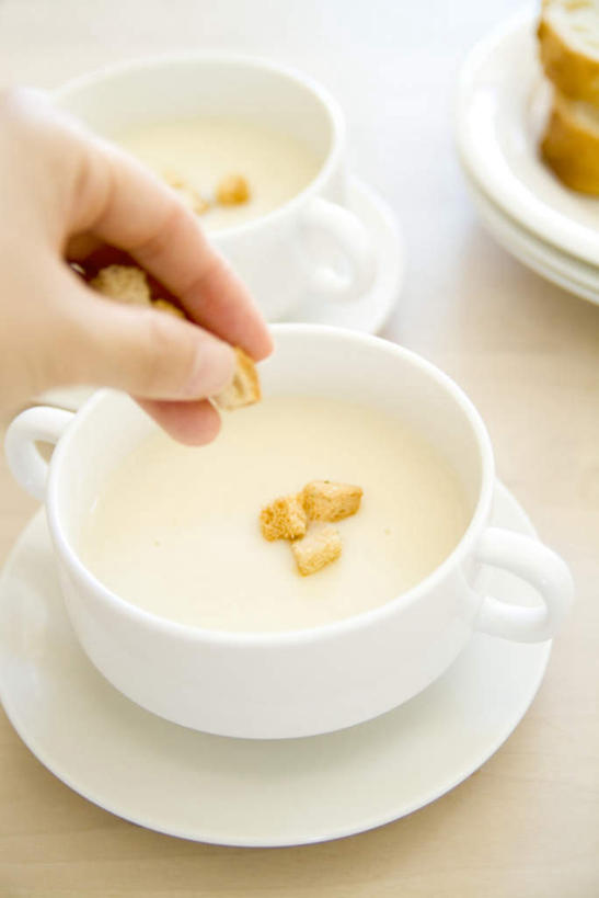 面包,东方人,手,一个人,竖图,俯视,室内,特写,白天,餐具,玻璃,亚洲,仅一个年轻女性,仅一个女性,仅一个人,一堆,倒,切开,切碎,堆叠,堆积,碟子,盘,汤,拿,切块,拿着,黄种人,玻璃制品,盘子,容器,碟,碗,切,手部,储藏,堆,单手,储存,剖面,切面,年轻女性,女人,女性,亚洲人,半身,彩图,高角度拍摄,贮存