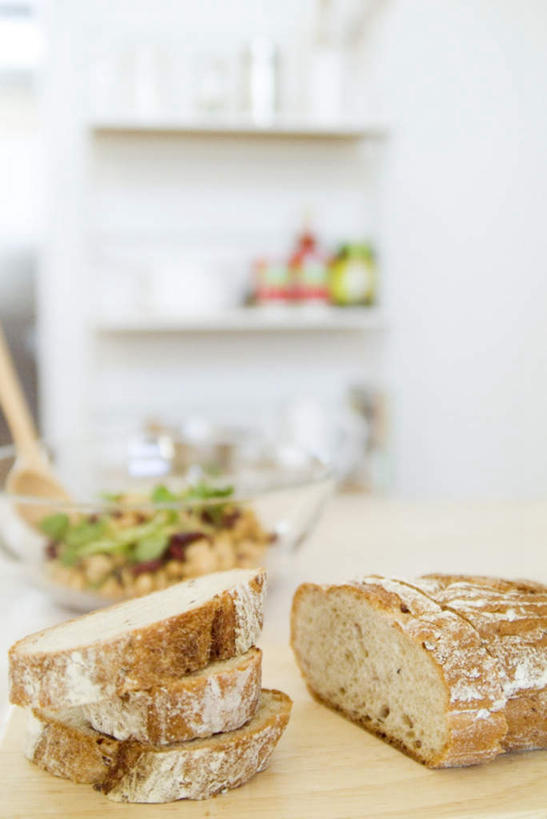 面包,无人,竖图,俯视,室内,特写,白天,厨房,玻璃,一堆,切开,堆叠,堆积,朦胧,模糊,玻璃制品,砧板,一个,容器,碗,切,单个,储藏,堆,储存,剖面,切面,彩图,高角度拍摄,灶间,贮存