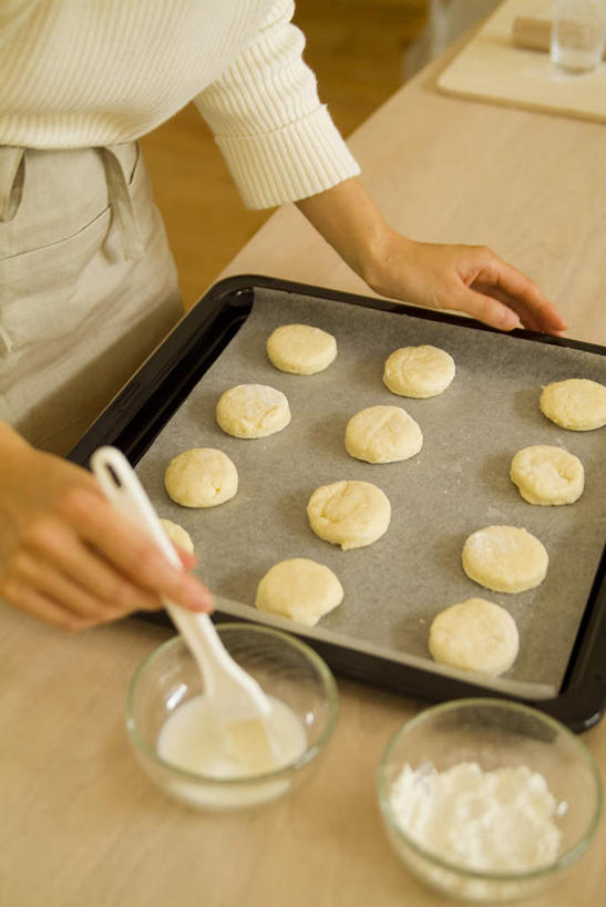 点心,牛奶,东方人,一个人,竖图,俯视,室内,特写,白天,厨房,玻璃,亚洲,仅一个年轻女性,仅一个女性,仅一个人,一排,许多,整齐,粉末,烤盘,面粉,食品,饮品,营养,拿,粮食,拿着,蘸,黄种人,玻璃制品,食物,饮料,排列,容器,刷子,碗,饼干,零食,两只,粉,储藏,农产品,乳制品,奶,储存,队列,原材料,吸油纸,安神,粉状,年轻女性,女人,女性,亚洲人,半身,彩图,高角度拍摄,灶间,贮存