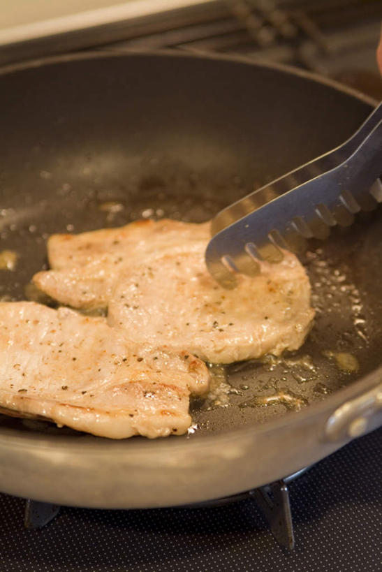 无人,竖图,俯视,室内,特写,白天,烹饪,厨房,厨具,金属制品,煎,金属,锅子,平底锅,煤气灶,锅,猪排,一个,夹子,单个,锅具,燃气灶,烹饪用具,烹调用具,烹调,彩图,高角度拍摄,灶间