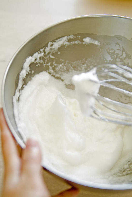 东方人,手,一个人,竖图,俯视,室内,特写,白天,厨房,玻璃,金属制品,亚洲,仅一个年轻女性,仅一个女性,仅一个人,拿,拿着,黄种人,玻璃制品,容器,打蛋器,搅拌器,碗,奶油,手部,储藏,单手,储存,年轻女性,女人,女性,亚洲人,半身,彩图,高角度拍摄,灶间,贮存