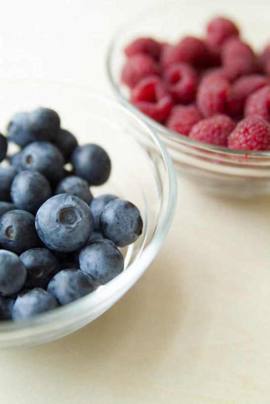 无人,竖图,俯视,室内,特写,白天,草莓,浆果,蓝莓,水果,玻璃,一堆,许多,堆叠,堆积,新鲜,生食,食品,果实,玻璃制品,食物,两个,容器,碗,有机食品,绿色食品,储藏,堆,储存,洋莓,水果皇后,山都柿,蓝浆果,蓝靛果,红莓,地莓,彩图,高角度拍摄,贮存