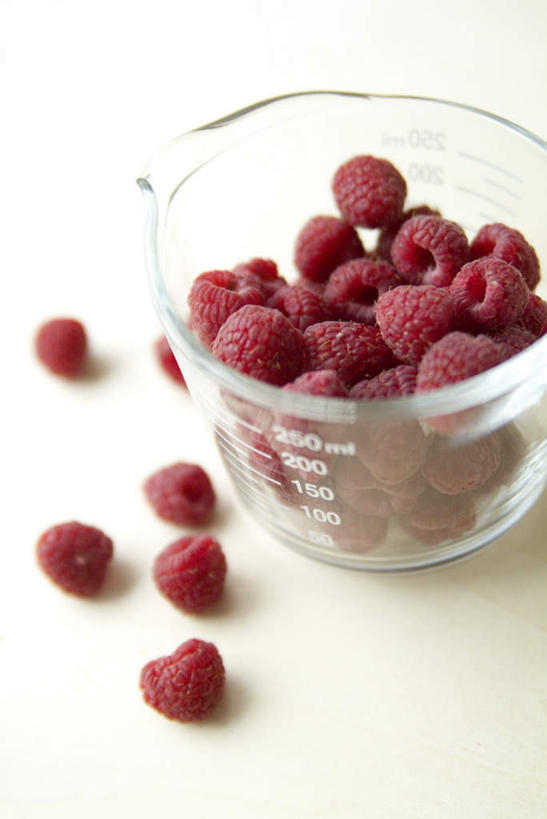 无人,竖图,俯视,室内,特写,白天,草莓,杯子,水果,一堆,许多,堆叠,堆积,新鲜,透明,生食,食品,果实,量杯,玻璃制品,食物,一个,玻璃瓶,瓶子,有机食品,绿色食品,单个,堆,玻璃杯,洋莓,水果皇后,红莓,地莓,彩图,高角度拍摄