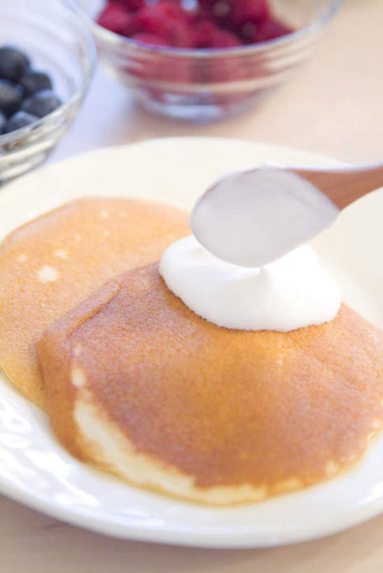 无人,竖图,俯视,室内,特写,白天,草莓,浆果,蓝莓,餐具,水果,玻璃,一堆,许多,堆叠,堆积,新鲜,碟子,盘,勺子,生食,食品,果实,玻璃制品,食物,一个,盘子,木制品,容器,调羹,碟,汤匙,碗,奶油,有机食品,绿色食品,单个,储藏,堆,储存,薄饼,洋莓,水果皇后,山都柿,蓝浆果,蓝靛果,红莓,地莓,彩图,高角度拍摄,贮存